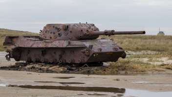 Een oude tank die op de Vliehors op Vlieland dienst doet als trainingsdoel voor jachtvliegen.