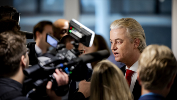 Geert Wilders (PVV) in gesprek met journalisten na de presentatie van het hoofdlijnenakkoord.