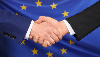Handen schudden voor Europese vlag