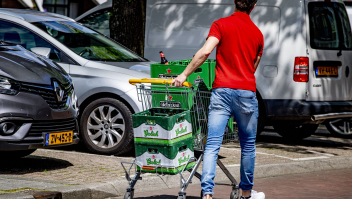 Een jongere met kratten bier. Foto: Robin Utrecht (ANP)