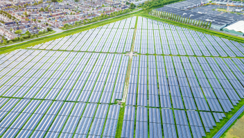 Een zonnepark met ongeveer 55.000 zonnepanelen aan de rand van Middelburg.