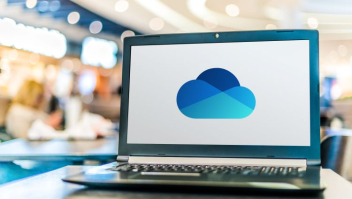 Laptop met Microsoft Cloud icoon op het scherm