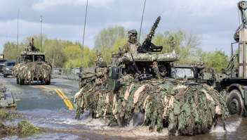 Voertuigen van de landmacht staken in april de IJssel over, onderweg naar Duitsland voor de NAVO-oefening Steadfast Defender. 