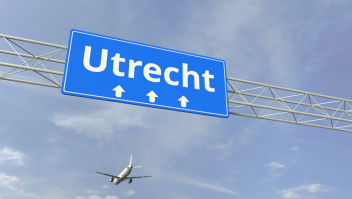 Vliegtuig boven verkeersbord Utrecht
