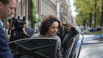 Burgemeester Femke Halsema stapt in haar dienstauto