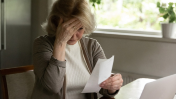 Vrouw leest moeilijke brief