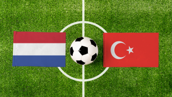 Voetbalveld met Nederlandse en Turkse vlag