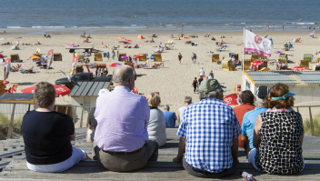 Senioren genieten van het uitzicht in Bergen aan Zee.