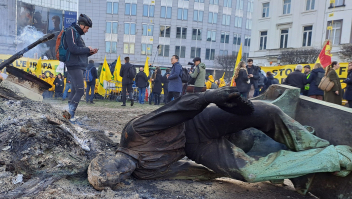 Een geblakerd standbeeld op het Luxemburgplein voor het Europees Parlement in Brussel. In januari en februari werden in België felle boerenprotesten gevoerd.