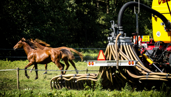 Een loonwerker rijdt mest uit in Mierlo, in Noord-Brabant.