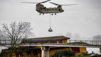 Defensie zet chinooks in bij herstelpoging Maastrichtse dam. Foto: Rob Engelaar (ANP)