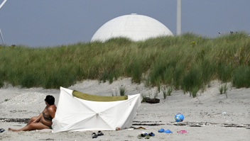 Een stranddag aan de Westerschelde deze zomer, met achter de duinen de koepel van de kerncentrale Borssele.