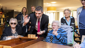 Voormalig VWS-staatssecretaris Paul Blokhuis (ChristenUnie) bezoekt een woonzorgcentrum waar leerlingen hun maatschappelijke diensttijd vervullen. Foto: Piroschka van de Wouw (ANP)