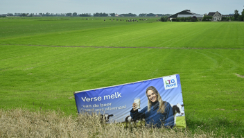 Een weiland in Overijssel met reclame van LTO Noord.