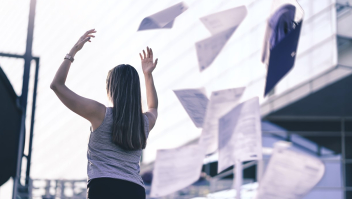 Vrouw gooit werk in de lucht