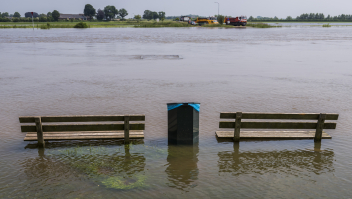 Bankjes in ondergelopen uiterwaarden.