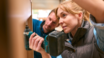 Vrouw leert meubelreparatie