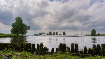 Drinkwaterbedrijf Evides wint drinkwater bij de Bergsche Maas (foto).