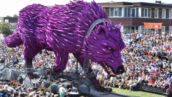 Een praalwagen in de vorm van de mythologische wolf Fenrir tijdens het bloemencorso in Zundert in september 2024.