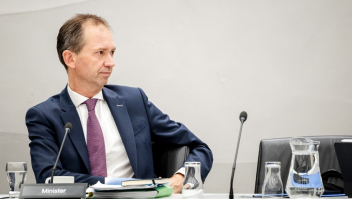 Eddy van Hijum, minister van Sociale Zaken en Werkgelegenheid, in de Tweede Kamer tijdens een debat. Foto: Sem van der Wal (ANP)