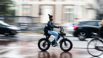 Een fatbike-fietser in de regen.