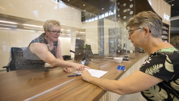 Een inwoner wordt geholpen bij een gemeenteloket. Foto ter illustratie. Foto: Joyce van Belkom (ANP)