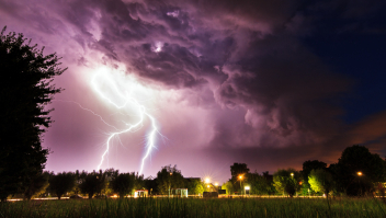 Zwaar onweer boven Baambrugge