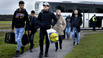 Asielzoekers komen aan bij het aanmeldcentrum in Ter Apel