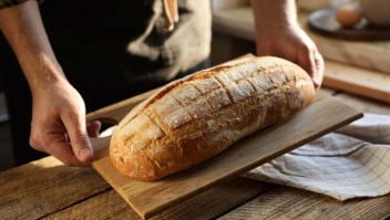Man houdt zelfgebakken brood vast