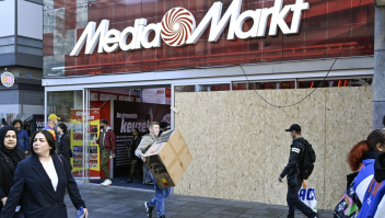 Mediamarkt dichtgespijkerd raam