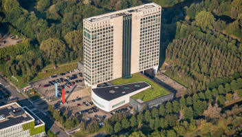 Luchtfoto van het provinciehuis in de stad Utrecht.