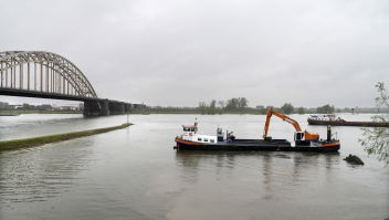 Rijkswaterstaat baggert het Waalstrand in de Nijmeegse stadswaard uit, afgelopen april.