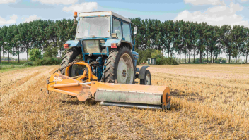 Tractor met klepelmaaier 