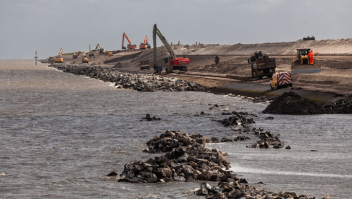 Dijkversterking landelijke dijk.