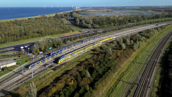 Een luchtfoto van de spoorlijn Lelystad - Dronten.