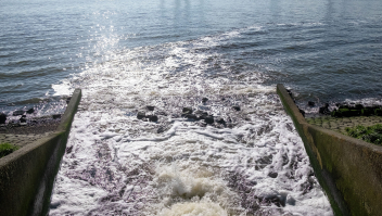 Het lozen van schoon water vanuit de waterzuiveringsinstallatie van het Hoogheemraadschap van Delfland.