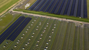 Energie- en afvalbedrijf HVC bouwt een zonnepark met 161.000 zonnepanelen in de Noordoostpolder. 