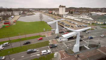 Uitzicht op het Havenkwartier in Assen, aan de overkant van de brug.