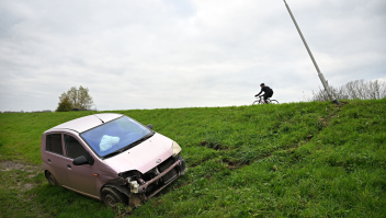 Een verongelukte auto in de berm bij Maasbommel, Gelderland.