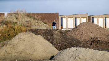 Een landmeter aan het werk in de wijk Rotterdam-Kralingen.