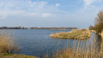 De Noorder IJplas, tussen Zaandam en Amsterdam.