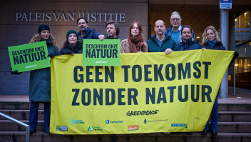 Vertegenwoordigers van Greenpeace woensdag bij de rechtbank in Den Haag.