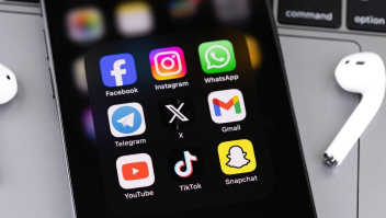 iPhone met icoontjes van de bekende sociale media