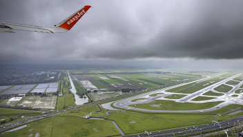 Een toestel van vliegmaatschappij easyJet stijgt op boven Schiphol, afgelopen mei.