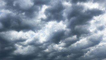 donkere wolken pakken zich samen