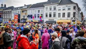 Carnavalsvierders vieren feest in Kielegat (Breda in carnavalstijd). Foto: Robin Utrecht/ANP