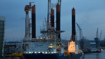 Haven en chemische industrie bij Schiedam