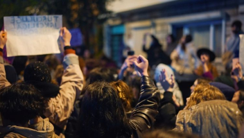 Demonstranten op de rug gezien