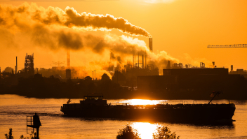 Rook uit de pijpen van de fabriek van Chemours in Dordrecht tijdens zonsopgang, afgelopen oktober.