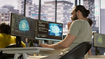 Man bekijkt monitor met digitale afbeelding